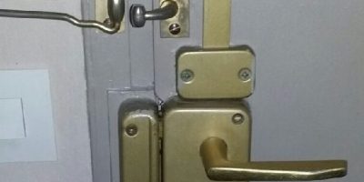 Porte fracturée remplacée et renforcée